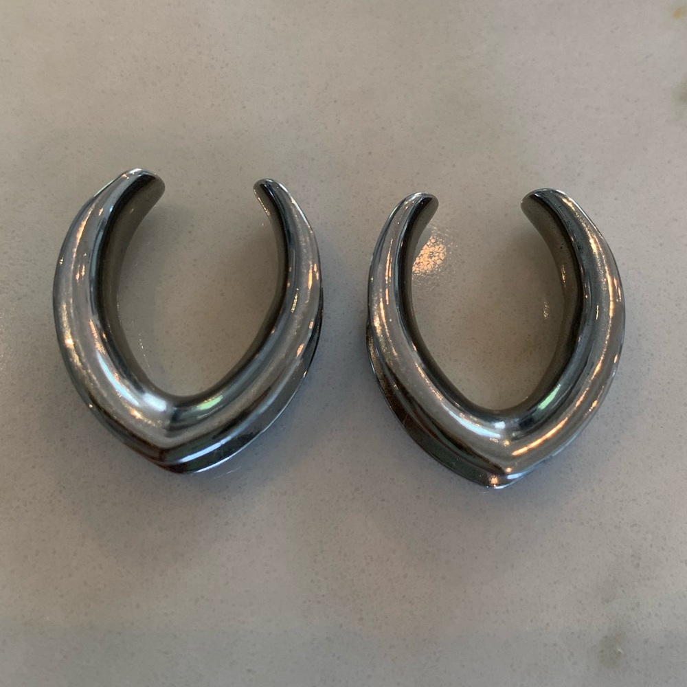 Surgical stainless steel ear saddles - Picture 3 of 4